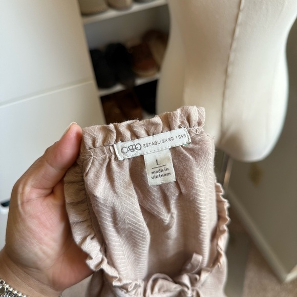 Cato Beautiful Tan Ruffled Long Sleeve Blouse with Collar Detail Size Large - Picture 2 of 10